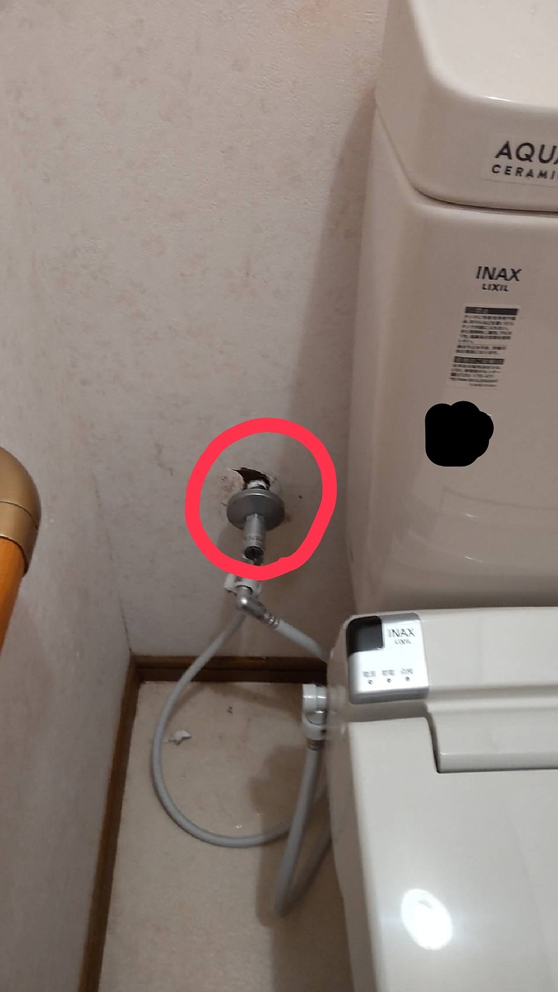 この壁の中から漏水