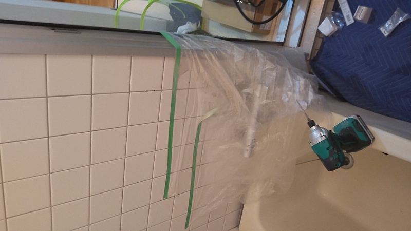 壁の穴あけで粉が落ちるので養生